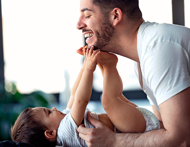 papá e hija riendo