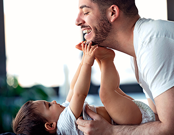papá e hija riendo
